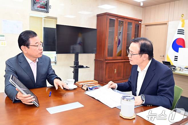 이현재 경기 하남시장(사진 왼쪽)이 지난 11일 임태희 경기도교육감과 만나 하남교육지원청 신설 지원을 요청하고 있다.(하남시 제공. 재판매 및 DB 금지)/뉴스1