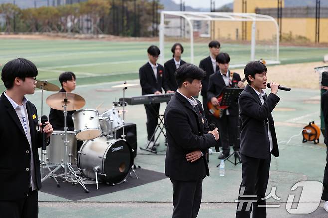 2026학년도 대학수학능력시험을 하루 앞둔 12일 광주 서구 대동고에서 1,2학년 재학생들이 3학년 수험생 선배들을 위해 밴드부 라이브 공연을 하고 있다. ⓒ News1 박지현 기자