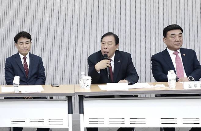 한일지사회의에서 주제발표하는 최민호 세종시장(가운데) . (세종시 제공. 재판매 및 DB 금지)