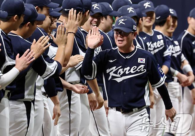 9일 오후 서울 구로구 고척스카이돔에서 열린 2026 WBC 대비 평가전 '2025 네이버 K-베이스볼 시리즈(K-BASEBALL SERIES)' 체코와의 2차전 경기에 앞서 류지현 감독이 선수들과 결의를 다지며 하이파이브 하고 있다. 2025.11.9/뉴스1 ⓒ News1 구윤성 기자