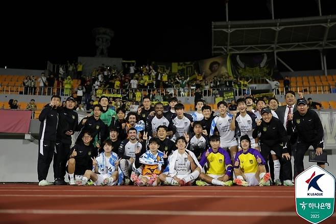 전남 선수단이 청주전에서 승리한 뒤 단체 사진을 촬영하고 있다. 사진 | 한국프로축구연맹