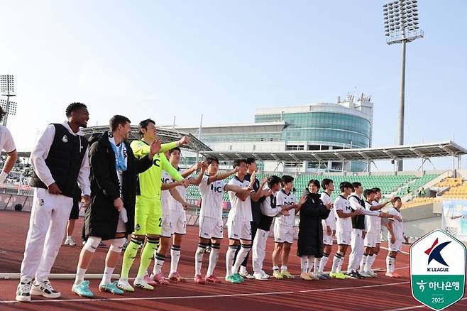 서울 이랜드 선수들이 청주전에서 승리한 뒤 단체 세리머니를 펼치고 있다. 사진 | 한국프로축구연맹
