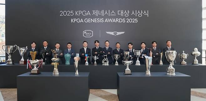 2025 KPGA 투어 챔피언스 시상식에서 수상자들이 단체 사진을 촬영하고 있다. 사진 | KPGA