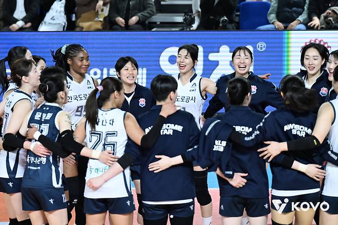 기뻐하는 한국도로공사 선수들. 제공 | 한국배구연맹