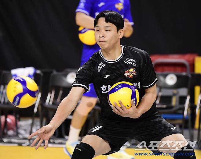 몸을 풀고 있는 한국전력 정민수.