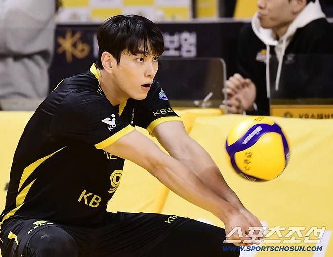 경기를 앞두고 몸을 풀고 있는 KB손해보험 임성진.