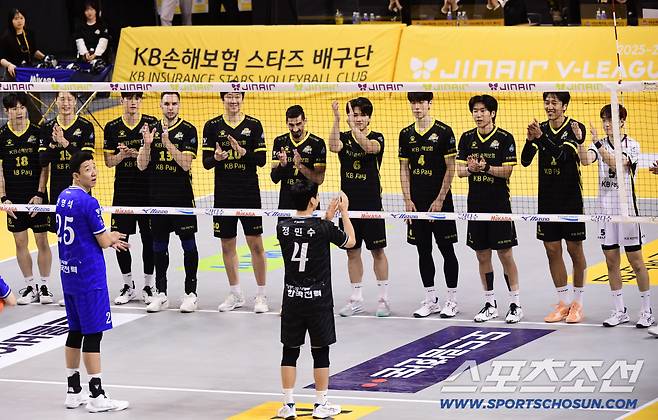 친정팀 동료들에게 박수 받고 있는 한국전력 정민수.