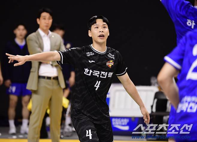 한국전력 유니폼 입고 의정부 첫 방문 경기하는 정민수.