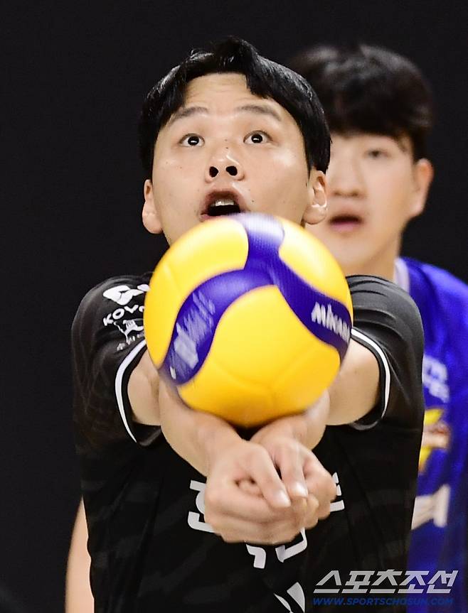 볼을 올리고 있는 한국전력 정민수.