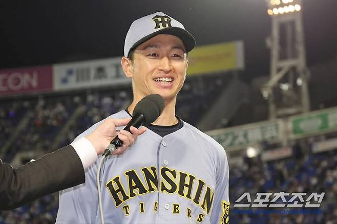 리드오프로 한신 타선을 이끌어 온 지카모토가 5년-25억엔에 재계약했다. FA 신청 마감일인 11일 약 10시간 마라톤 협상 끝에 잔류를 결정했다. 사진캡처=한신 타이거즈 SNS