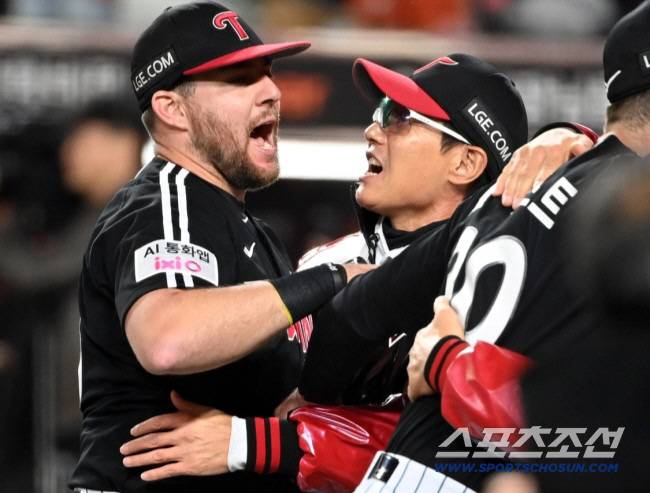 31일 대전 한화생명볼파크에서 열린 LG와 한화의 한국시리즈 5차전. LG가 승리하며 한국시리즈 우승을 차지했다. 염경엽 감독과 포옹을 하는 오스틴의 모습. 대전=허상욱 기자wook@sportschosun.com/2025.10.31/