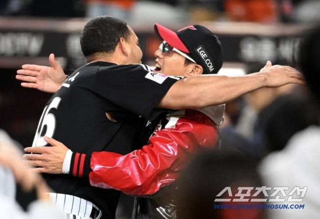 31일 대전 한화생명볼파크에서 열린 LG와 한화의 한국시리즈 5차전. LG가 승리하며 한국시리즈 우승을 차지했다. 염경엽 감독과 포옹을 하는 치리노스의 모습. 대전=허상욱 기자wook@sportschosun.com/2025.10.31/