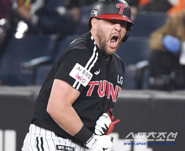 30일 대전 한화생명볼파크에서 열린 LG와 한화의 한국시리즈 4차전. 9회초 2사 3루 오스틴이 1타점 적시타를 친 후 환호하고 있다. 대전=정재근 기자 cjg@sportschosun.com/2025.10.30/