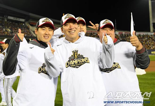 '한국시리즈 통합우승 IN 잠실' 행사가 1일 잠실구장에서 열렸다. LG 김현수가 팬들과 함께 우승의 기쁨을 만끽하고 있다. 잠실=박재만 기자 pjm@sportschosun.com/2025.11.01/