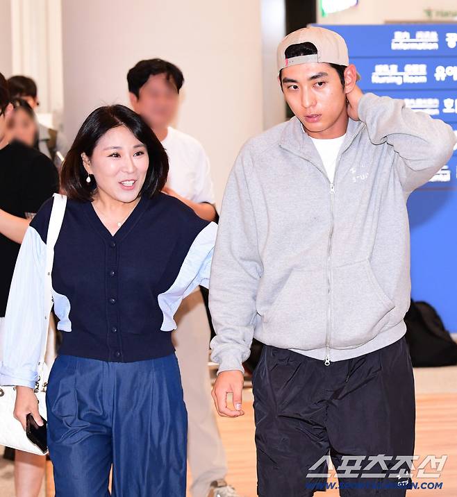 리코스포츠 이예랑 대표와 함께 등장한 이정후.