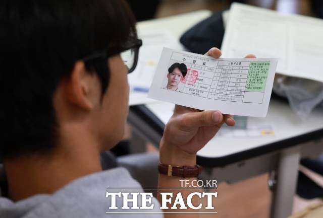 대학수학능력시험은 매년 다양한 이야깃거리를 낳는다. 2025학년도 대학수학능력시험 예비소집일인 2024년 11월 13일 서울 종로구 중앙고등학교에서 3학년 학생이 수험표를 배부받은 뒤 확인하고 있다. /더팩트 DB