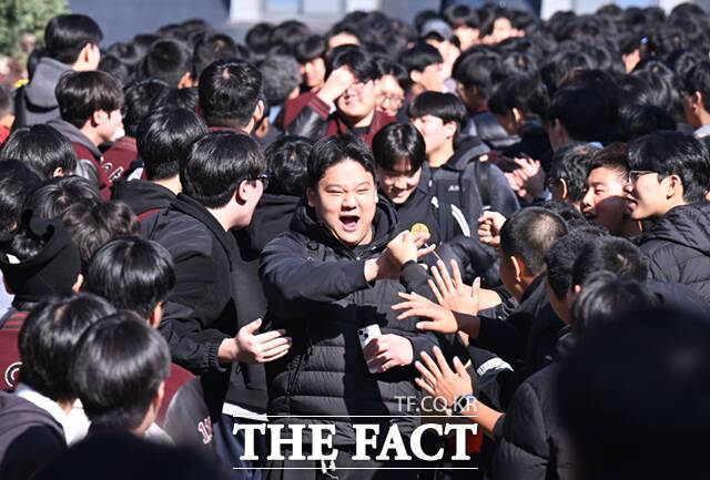 2026학년도 대학수학능력시험을 하루 앞둔 12일 오전 서울 종로구 중앙고등학교에서 고3 수험생이 1,2 학년의 응원을 받으며 하교하고 있다. /이새롬 기자