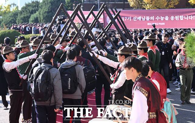 2026학년도 대학수학능력시험 예비소집일, 중앙고등학교에서 고3 수험생이 1,2 학년의 응원을 받으며 하교하고 있다.