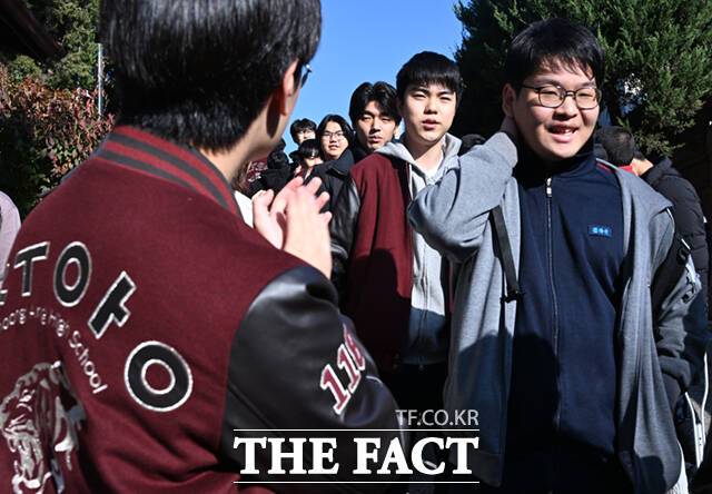 이번 수능 지원자는 55만 4174명으로 지난해 대비 3만 1504명 늘어 2019년 이후 7년 만의 최다 기록이다.