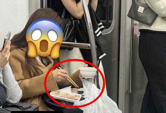지하철에서 보쌈을 먹고 있는 한 시민의 모습. SNS 캡처