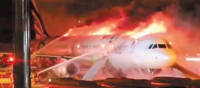 1월 부산 김해공항에서 이륙을 준비하던 홍콩행 에어부산 여객기에서 불이 난 모습. 선반에 놓인 보조배터리의 내부 합선이 원인으로 지목됐다. /소셜미디어