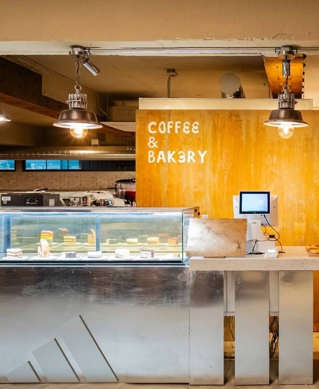 아디다스가 서울 성수동에서 운영하고 있는 ‘카페 쓰리스트라이프 서울(CAFE 3STRIPES SEOUL)’ 내부 전경. /아디다스코리아 인스타그램 캡처