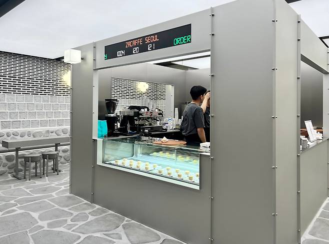 자라가 서울 명동 눈스퀘어점 3층에서 운영하고 있는 '자카페(Zacaffé)' 내부 전경. /김은영 기자