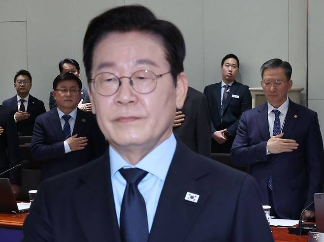 이재명 대통령과 정성호 법무부 장관(오른쪽)이 11일 용산 대통령실에서 열린 국무회의에서 국기에 경례하고 있다. ⓒ연합뉴스