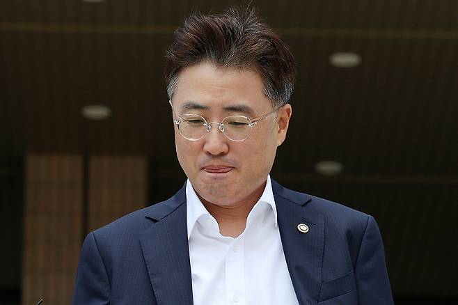 이진수 법무부 차관이 7일 경기도 과천시 정부과천청사 법무부를 나서고 있다. 2025.08.07. 뉴시스