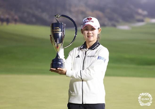 황유민이 지난 9일 경기 파주시 서원힐스CC에서 열린 KLPGA 투어 대보 하우스디 챔피언십에서 우승 트로피와 기념촬영 하고 있다. KLPGA 제공