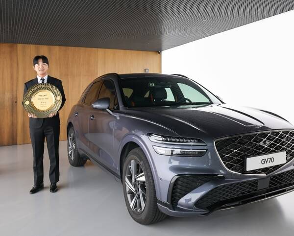 한국프로골프(KPGA) 투어 2025시즌 제네시스 대상을 차지한 옥태훈 프로가 '2025 KPGA 제네시스 대상 시상식'에 참가해 기념 촬영하는 모습이다. 사진제공=KPGA (사진을 무단으로 사용하지 마십시오.)