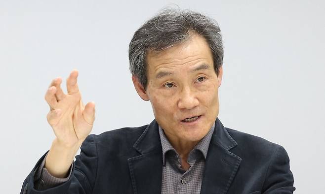 김하열 전 헌법재판연구원장이 지난 9일 오후 서울 마포구 한겨레본사에서 인터뷰를 하고 있다. 백소아 기자 thanks@hani.co.kr