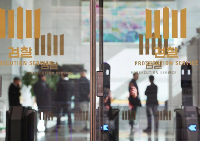 검찰의 대장동 개발 비리사건 항소 포기와 관련해 일선 검사장들이 노만석 검찰총장 권한대행에게 '항소포기 지시경위·근거' 등 상세 설명을 요구하는 입장문을 낸 10일 서울 서초구 대검찰청 로비에 직원들이 있다. 연합뉴스