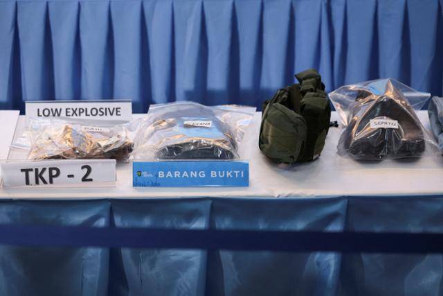 11일 인도네시아 자카르타 경찰본부에 고교 폭발사건 현장에서 발견된 증거물인 사제 폭탄 등이 놓여있다. 자카르타=로이터 연합뉴스