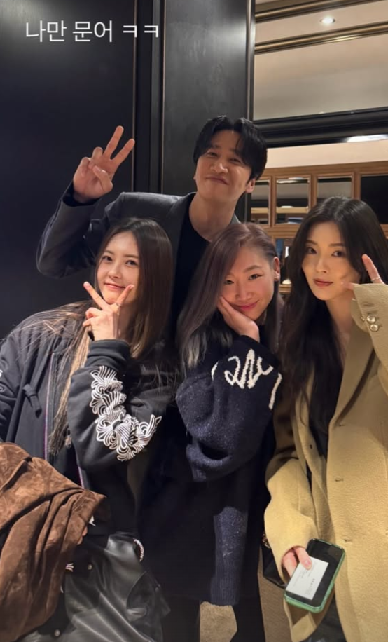 배우 이선빈이 연인 이광수의 신작 시사회에 참석해 이목이 집중되고 있다. 에스나 SNS