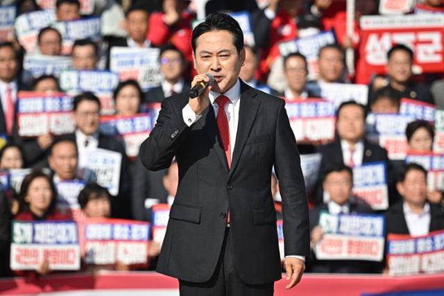 장동혁 국민의힘 대표가 12일 국회 본관 앞 계단에서 열린 대장동 일당 7,400억 국고 환수 촉구 및 검찰 항소포기 외압 규탄대회에서 발언하고 있다. 정다빈 기자