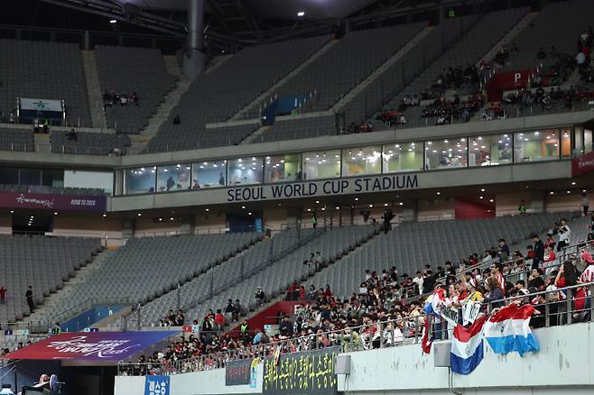 <yonhap photo-5040=""> 빈 자리 보이는 월드컵 경기장 (서울=연합뉴스) 윤동진 기자 = 14일 한국과 파라과이 축구 대표팀의 친선경기가 열리는 상암월드컵 경기장 관중석에 빈 자리가 보인다. 2025.10.14 mon@yna.co.kr/2025-10-14 19:50:52/ <저작권자 ⓒ 1980-2025 ㈜연합뉴스. 무단 전재 재배포 금지, AI 학습 및 활용 금지></yonhap>