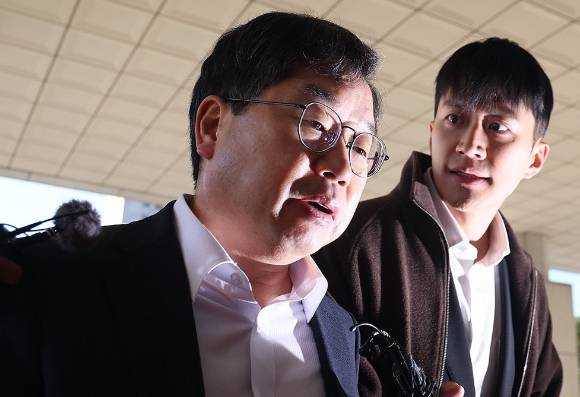 노만석 검찰총장 직무대행이 지난 10일 서울 대검찰청으로 출근하며 취재진의 질문을 받고 있다.  [사진=연합뉴스]