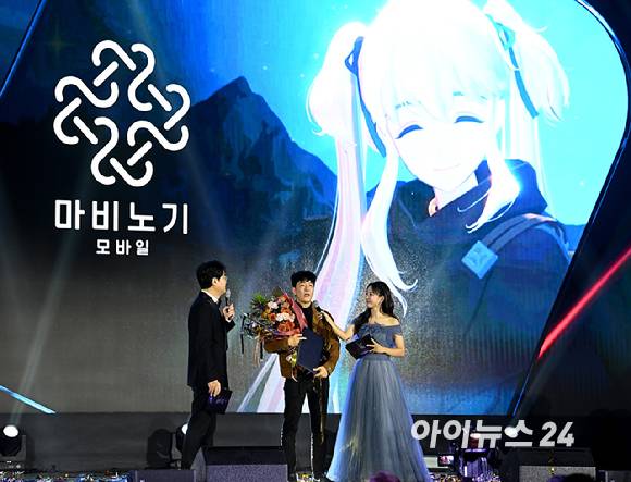 대상을 수상한 데브캣 김동건 대표가 12일 오후 부산 해운대구 벡스코에서 열린 '2025 대한민국 게임대상'에서 소감을 전하고 있다. [사진=곽영래 기자]