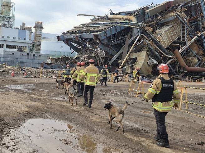 소방 구조대원들이 12일 울산화력발전소 보일러 타워 5호기 잔해속 마지막 남은 매몰자 2인에 대한 구조와 수색에 나서고 있다. 울산소방본부 제공