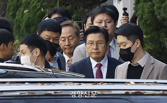 내란 선전 선동 혐의를 받는 황교안 전 국무총리가 12일 서울 용산구 자택에서 체포돼 서초구 내란 특별검사 사무실로 이동하고 있다. 문재원 기자