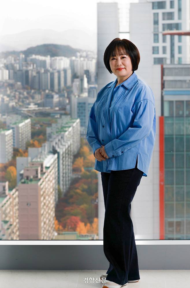 이금희 아나운서가 11일 서울 여의도 파크원 타워에서 경향신문과 인터뷰에 앞서 포즈를 취하고 있다. 정지윤 선임기자