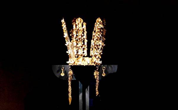 국립경주박물관의 특별전 ‘신라 금관, 권력과 위신’에 선보인 신라 금관.