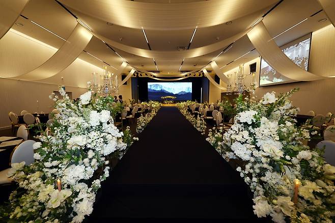 The city of Seoul has launched Fium Seoul, its first public wedding hall, renovated from the Seoul Women’s Plaza auditorium to host up to 200 guests with free reservations available through next year. (Newsis)