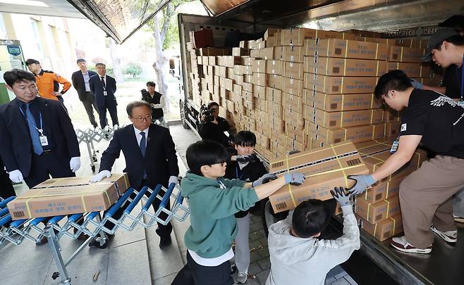 Boxes containing the College Scholastic Ability Test (CSAT) papers and answer sheets are transferred by education authorities in Busan on Nov. 10. [YONHAP]