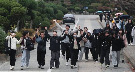 College Scholastic Ability Test (CSAT)-takers for the 2025 academic year walk out from their testing site in Suwon, Gyeonggi, on Nov. 14, 2024. [NEWS1]