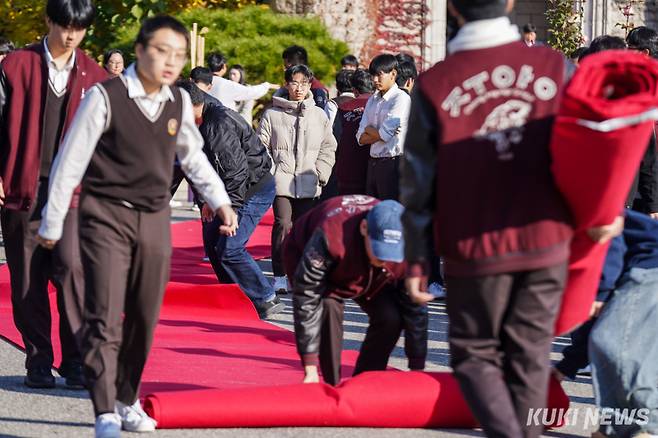 2026학년도 대학수학능력시험을 하루 앞둔 12일 서울 종로구 중앙고등학교에서 재학생과 교직원들이 출정식을 열고 수험생들을 응원하고 있다.