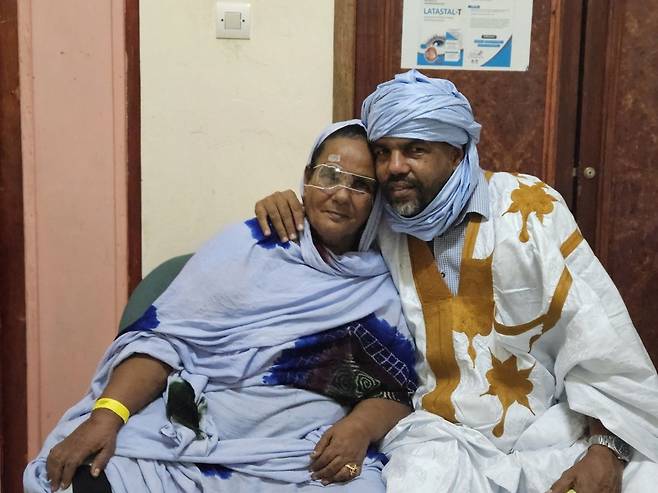 바델(왼쪽)씨와 그의 아들이 11일(현지시간) 누악쇼트 국립병원에서 수술 경과를 확인 받은 뒤 어깨를 맞대고 앉아 있다.