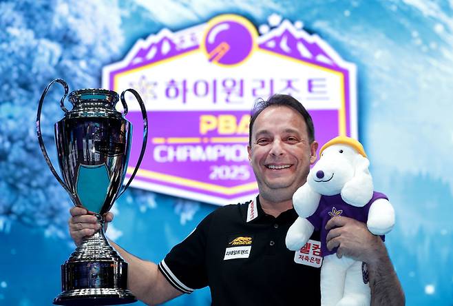 이번 우승으로 산체스는 24/25시즌 에스와이배에 이어 개인 통산 두 번째 정상에 오르게 됐다. 우승트로피를 들고 있는 산체스. (사진=PBA)