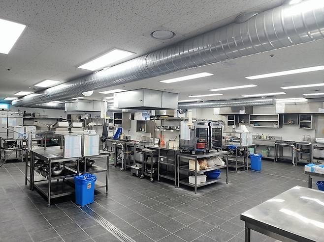 자담치킨 조리 교육장. <부자비즈>